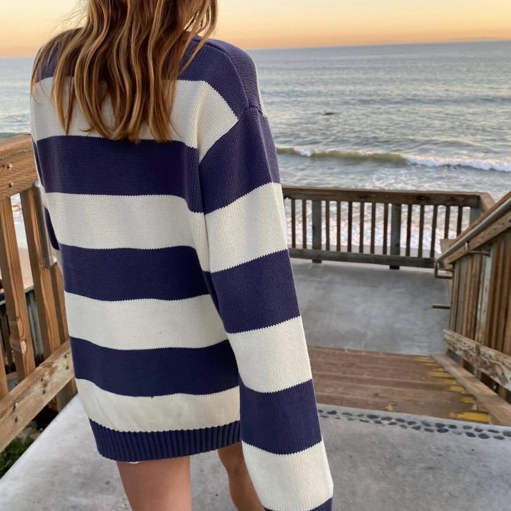 Brandy Melville Brianna Sweater (Cream/Navy) - Picture 4 of 7